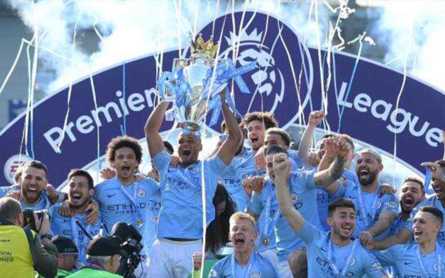 在这里隆重 在这里隆重